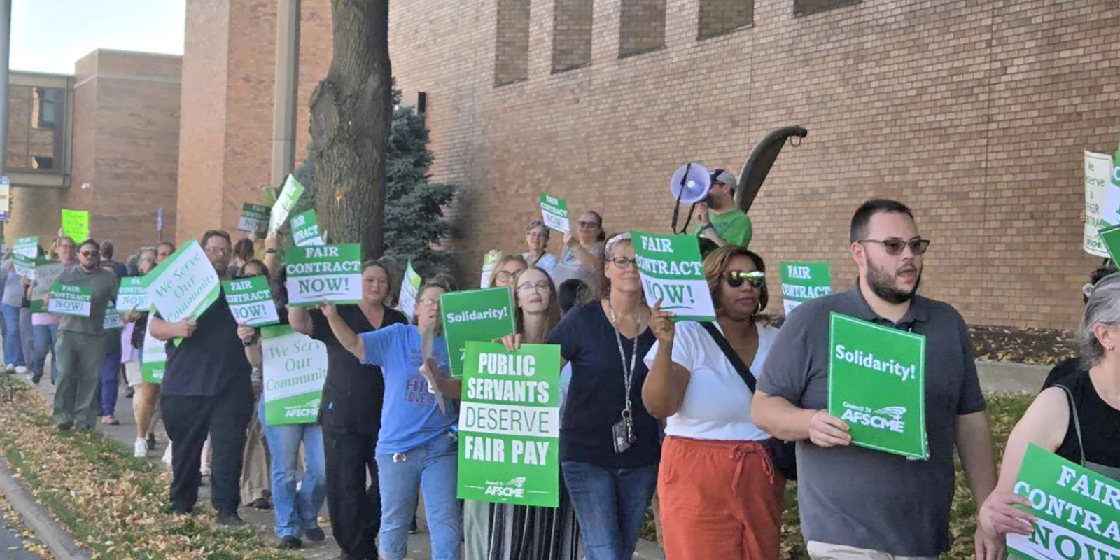 New contract for AFSCME members who keep Illinois med school running 