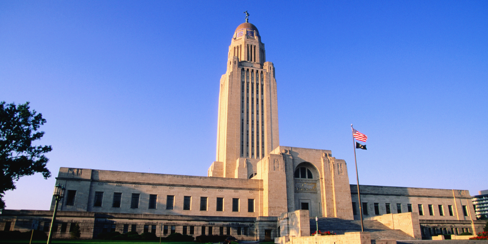 Empleados estatales de Nebraska logran aumentos salariales sin precedente