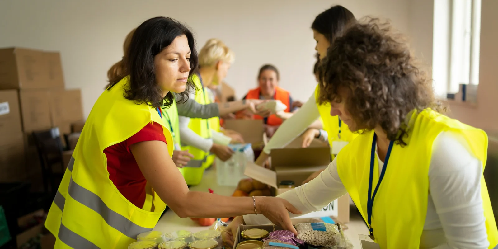 Packing food in boxes