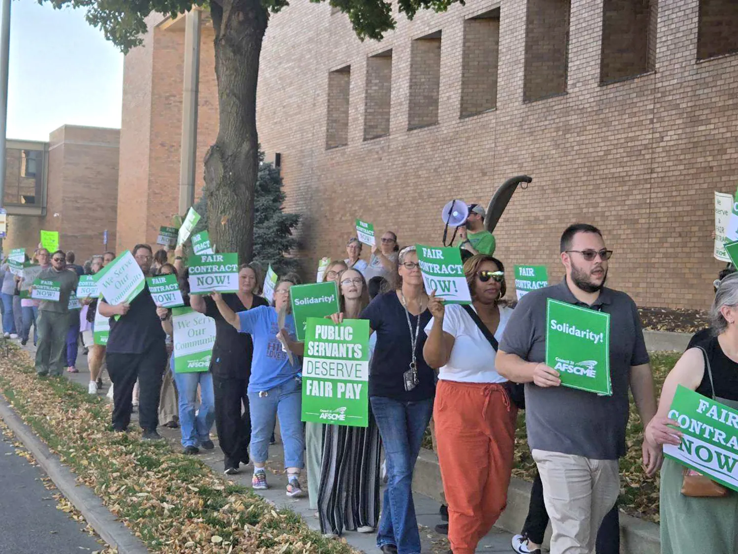 New contract for AFSCME members who keep Illinois med school running ...